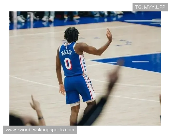 泰雷西·马克西突破创造空位三分效率远超队友拉开进攻空间